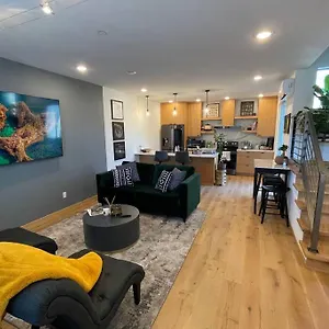 Cheerful New Modern Townhome Close To Downtown Apartment