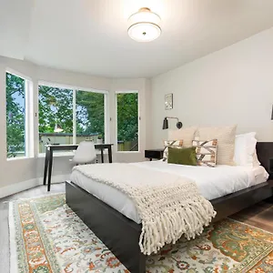 Madison Park With Outdoor Private Garden And Grill 1br 1ba Holiday home